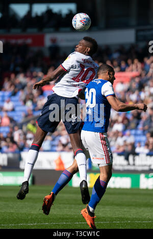 Bolton Wanderers Sammy Ameobi Schlachten mit Ipswich Town Myles Kenlock 6. April 2019, Universität Bolton Stadium, Bolton, England; Sky bet Meisterschaft Fußball, Bolton Wanderers vs Ipswich Town Credit: Terry Donnelly/News Bilder Stockfoto