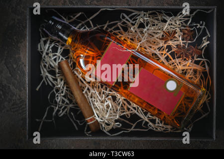 Kubanische Zigarre in einer Geschenkbox und eine Flasche Whiskey Stockfoto