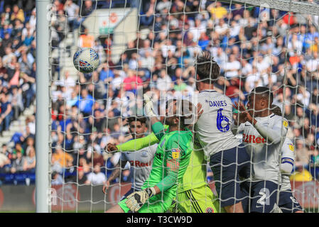 6. April 2019, Deepdale, Preston, England; Sky Bet Meisterschaft, Preston North End vs Sheffield United; Ben Davies von (06) Preston Köpfe klare: Mark Cosgrove/News Bilder der Englischen Football League Bilder unterliegen DataCo Lizenz Stockfoto