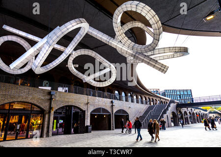 Tempo Frames eine riesige hängende Skulptur' von Studio Mieke Meijerin in die Kohle Tropfen Yard, Kings Cross, London, UK Stockfoto