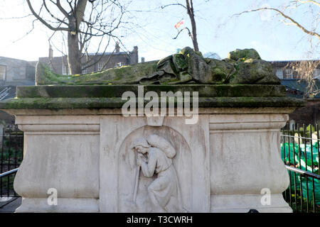 John Bunyan puritanischen englischen Thema bildnis und Grabstein & Pilger aus Pilger Fortschritte Buch in Bunhill Fields Friedhof London UK KATHY DEWITT Stockfoto