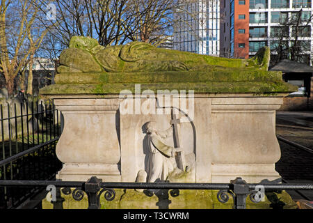 Narzissen blühen im Februar unter Grabsteine in Bunhill Fields Friedhof auf die City Road in London EC 1 England UK KATHY DEWITT Stockfoto