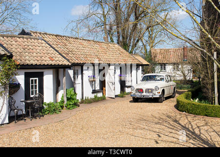 Thriplow, Cambridge, England, UK - März 2019: Alte vintage Classic 1968 VOLVO 100-Serie 122 S Auto in den Hof der Britischen Land Haus geparkt Stockfoto