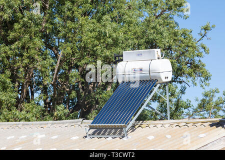 Landarbeiter Cottage mit kleinen Dach Solar Warmwasser Geysir und Photovoltaikanlage, Natürliche Ressourcen, erneuerbare und nachhaltige, Leistung, Energie, er Stockfoto