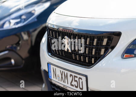 Nürnberg/Deutschland - vom 7. April, 2019: Peugeot Logo auf einem Peugeot Auto an einem Auto Händler in Nürnberg. Stockfoto