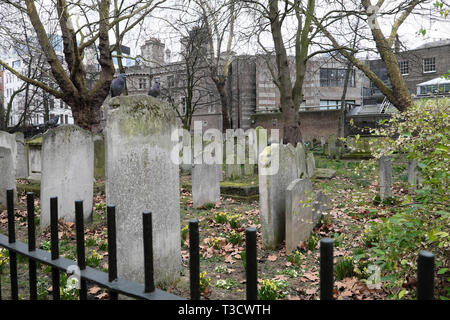 Grabsteine in Bunhill Fields Friedhof auf die City Road in London EC 1 England UK KATHY DEWITT Stockfoto