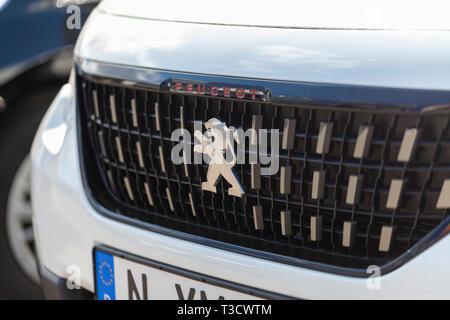 Nürnberg/Deutschland - vom 7. April, 2019: Peugeot Logo auf einem Peugeot Auto an einem Auto Händler in Nürnberg. Stockfoto