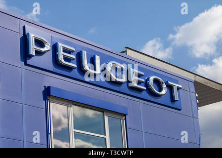 Nürnberg/Deutschland - vom 7. April, 2019: Peugeot Logo auf einem Peugeot Auto an einem Auto Händler in Nürnberg. Stockfoto