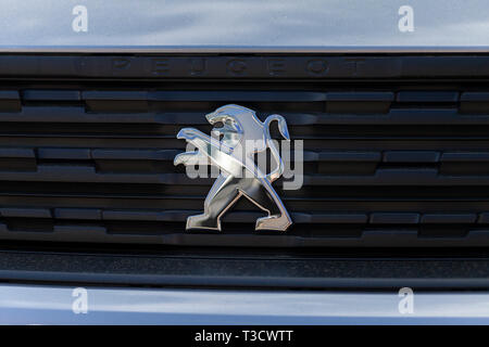 Nürnberg/Deutschland - vom 7. April, 2019: Peugeot Logo auf einem Peugeot Auto an einem Auto Händler in Nürnberg. Stockfoto