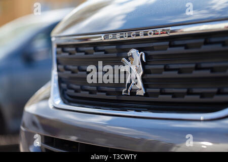 Nürnberg/Deutschland - vom 7. April, 2019: Peugeot Logo auf einem Peugeot Auto an einem Auto Händler in Nürnberg. Stockfoto