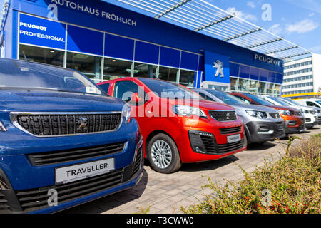 Nürnberg/Deutschland - vom 7. April, 2019: Peugeot Logo auf einem Peugeot Auto an einem Auto Händler in Nürnberg. Stockfoto