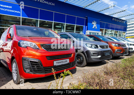 Nürnberg/Deutschland - vom 7. April, 2019: Peugeot Logo auf einem Peugeot Auto an einem Auto Händler in Nürnberg. Stockfoto