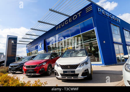 Nürnberg/Deutschland - vom 7. April, 2019: Peugeot Logo auf einem Peugeot Auto an einem Auto Händler in Nürnberg. Stockfoto