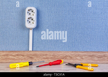 Neue euro Steckdose Steckdose angeschlossen mit frool mit Hilfe von Kabel-Kanal mit Kopie Raum und Hand Tools auf dem Boden, mit einer Kopie. Stockfoto