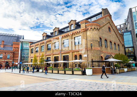 Die deutsche Fitnessraum Restaurant Gebäude nach der Sanierung bei 1 Kings Boulevard, King's Cross, London, UK Stockfoto