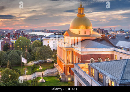 Boston, Massachusetts, USA Stadtbild mit dem State House in der Abenddämmerung. Stockfoto