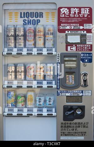 Alkoholische Getränke in einem Automaten in Koyasan, Japan. Stockfoto