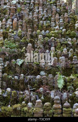 Stapel von Stein gemeißelten Statuen an Jizo Okunoin Friedhof in Koyasan, Japan. Stockfoto