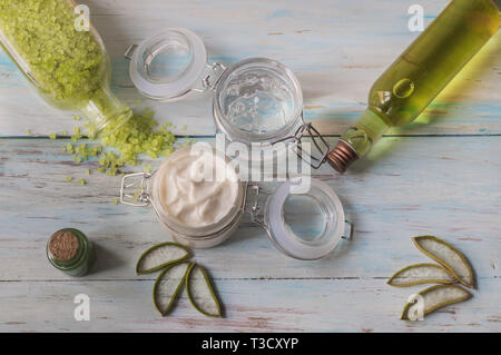 Creme, Gel und Aloe vera Badesalz. Hausgemachte Spa mit natürlichen Zutaten, Ansicht von oben Stockfoto