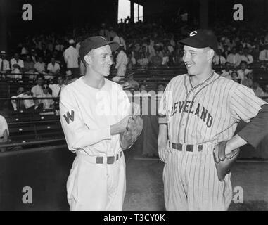 Krüge Bucky Jacobs, Links, Washingtons Rookie und Bob Feller, von Cleveland, Treffen, bevor zum ersten Mal Pitching gegeneinander Ca. 2. August 1937 Stockfoto