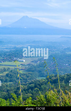 Yogyakarta Becken und Merapi Volcano droht in die Ferne. Merapi ist ein Wahrzeichen von Yogya Stockfoto
