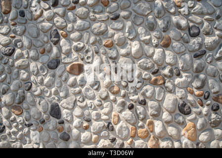 Wand aus Kies und Zement. Hintergründe, Texturen Stockfoto