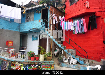 In der Nähe der bunten Häuser in Comuna 13, Medellin, Kolumbien Stockfoto