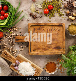 Frischem Gemüse und Tomaten Gewürze Getreide und Nüsse Bio gesunde Snacks auf einer strukturellen Hintergrund. Konzept der gesunden Ernährung. Rahmen unter dem Text. Stockfoto