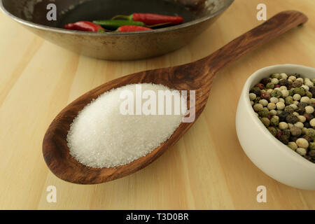 Inhaltsstoffe in Lebensmitteln, Haufen Zucker auf Holzlöffel, gemischte Pfefferkörner in der Schüssel mit Chilis in der Pfanne, still life, Nahaufnahme, Detail, Objekte Stockfoto