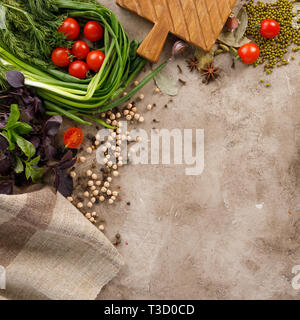 Frischem Gemüse und Tomaten Cerealien Gewürze und Nüsse Bio gesunde Snacks auf einer strukturellen Hintergrund. Das Konzept der gesunden Ernährung. Lean Lebensmittel. Flache Lau Stockfoto