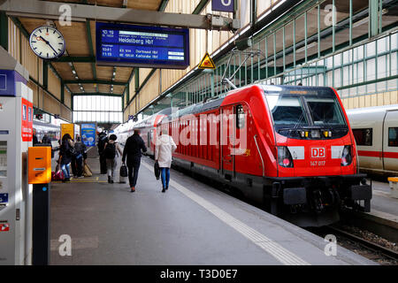 Ein Regionalexpress nach Heidelberg am Stuttgart Hbf, Stuttgart. Stuttgarter Hauptbahnhof Stockfoto