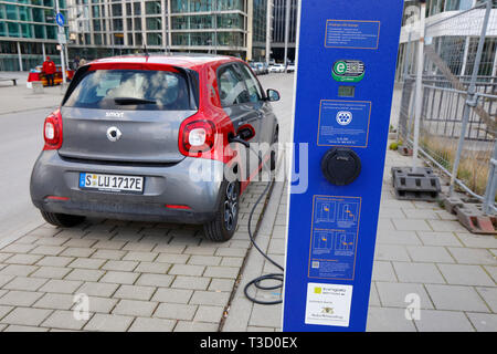 Einen Smart lädt zu einem holsystem Elektroauto Ladestation in Stuttgart, Deutschland Stockfoto