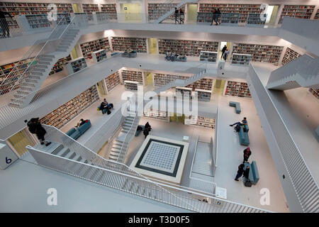 Stadtbibliothek Stuttgart, Deutschland. Innenraum der Stuttgarter Stadtbibliothek am Mailänder Platz. Stockfoto