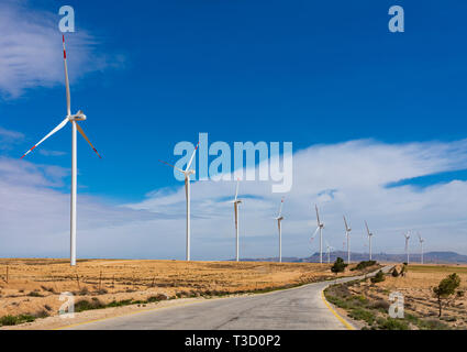 Windenergieanlagen an einem neuen Windpark neben King's Highway in Ma'an governatorats in Jordanien. Stockfoto