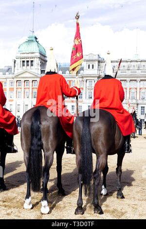 Queens Rettungsschwimmer, die den Haushalt Flagge auf Horse Guards Parade in London Stockfoto