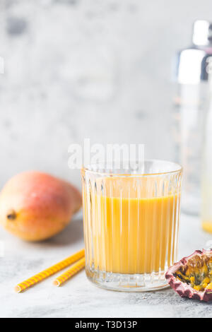 Tropische Mango smoothie Stockfoto