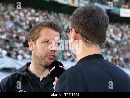 Sport, Fußball, Bundesliga, 2018/2019, Borussia Mönchengladbach vs SV Werder Bremen 1-1, Stadion Borussia Park, Head Coach Florian Kohfeldt (Bremen) von Sky reporter Marcus Lindemann, DFL-Bestimmungen verbieten die Verwendung der Linken interviewt von Fotografien als BILDSEQUENZEN UND/ODER QUASI-VIDEO Stockfoto