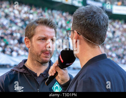 Sport, Fußball, Bundesliga, 2018/2019, Borussia Mönchengladbach vs SV Werder Bremen 1-1, Stadion Borussia Park, Head Coach Florian Kohfeldt (Bremen) von Sky reporter Marcus Lindemann, DFL-Bestimmungen verbieten die Verwendung der Linken interviewt von Fotografien als BILDSEQUENZEN UND/ODER QUASI-VIDEO Stockfoto