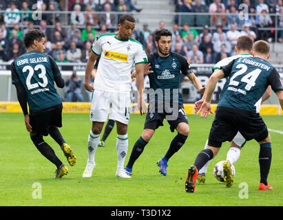 Sport, Fußball, Bundesliga, 2018/2019, Borussia Mönchengladbach vs SV Werder Bremen 1-1, Stadion Borussia Park, Szene des Spiels, v.l.n.r. Theodor Gebre Selassie (Bremen), Alassane Plädoyer (MG), Nuri Sahin (Bremen), Thorgan Gefahr (MG) abgedeckt, Johannes Eggestein (Bremen), DFL-Bestimmungen verbieten die Verwendung von Fotografien als BILDSEQUENZEN UND/ODER QUASI-VIDEO Stockfoto