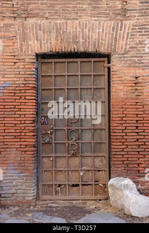 Geheimnisvolle Tür in Rom Stockfoto