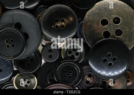 Verschiedene alte und dunkle Kleidung Tasten aus Kunststoff und Metall Hintergrund Stockfoto