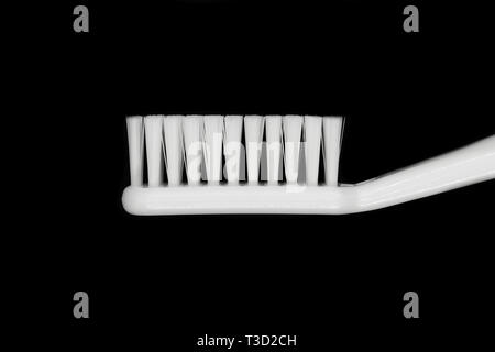 Seitenansicht des White Zahnbürste auf schwarzem Hintergrund Stockfoto