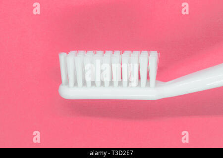 Profil anzeigen von White Zahnbürste auf rosa Hintergrund Stockfoto