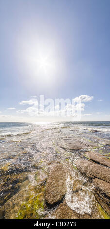 Kalkstein Felsen am Meer an einem alten Mühlstein Steinbruch am Fischerdorf Gislovshammar. Osterlen, Skane. Schweden, Skandinavien. Stockfoto