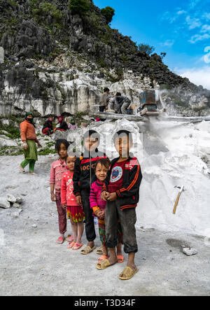Steinbruch Kinder aus der Provinz Ha Giang Stockfoto
