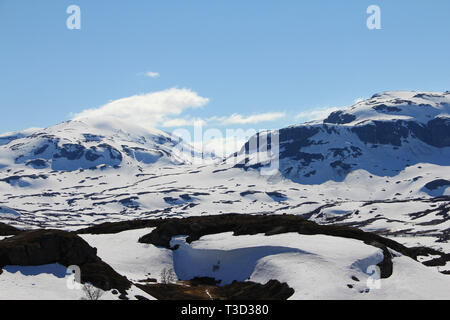 Highland Mountain Valley mit schmelzenden Schnee unter strahlend blauem Himmel, schöne Arctic polar Norwegen Landschaft Stockfoto