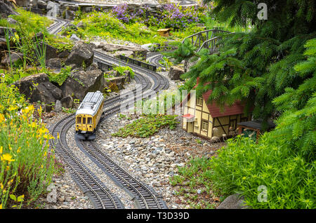 Modelleisenbahn Installation auf der Blumeninsel Mainau im Bodensee, Deutschland, Europa. Stockfoto