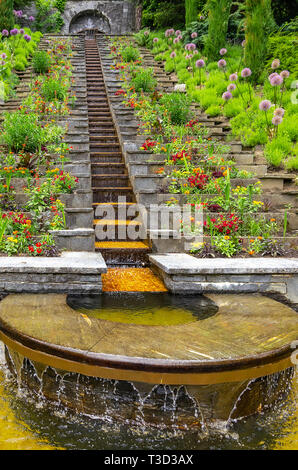 Wasserfall, der sogenannte "Italienische Treppe" auf der Blumeninsel Mainau im Bodensee, Deutschland, Europa. Stockfoto