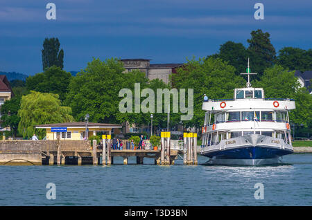 Die MS ST. GALLEN, ein ausflugsschiff der Schweizerischen Bodensee Schifffahrt Unternehmen hat am Bootssteg in Langenargen, Deutschland angedockt. Stockfoto