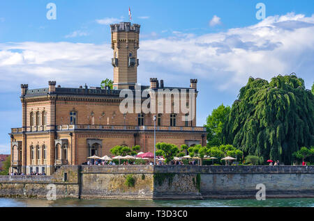 Am See Blick auf Schloss Montfort in Langenargen am Bodensee, Baden-Württemberg, Deutschland. Stockfoto